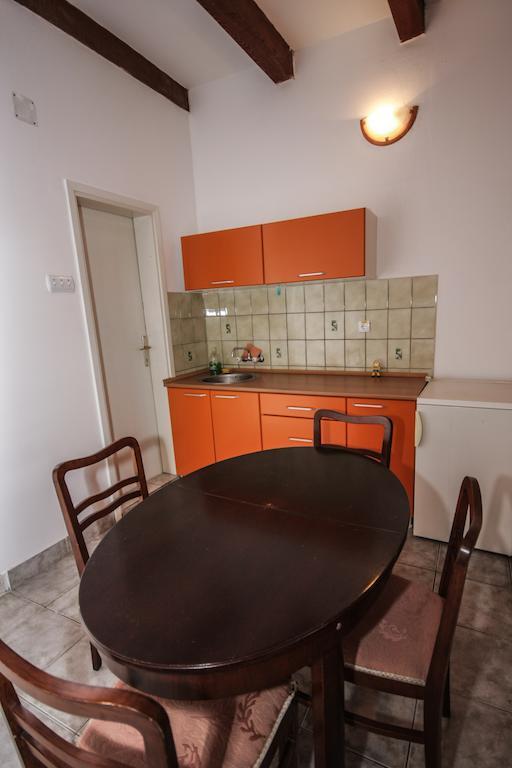 Terasa Vandrerhjem Novi Sad Rom bilde